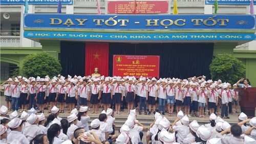 Trường Tiểu học Ái Mộ B tổ chức Kỷ niệm 78 năm thành lập Đội Thiếu niên Tiền phong Hồ Chí Minh, 129 năm ngày sinh Chủ tịch Hồ Chí Minh và Lễ kết nạp Đội viên